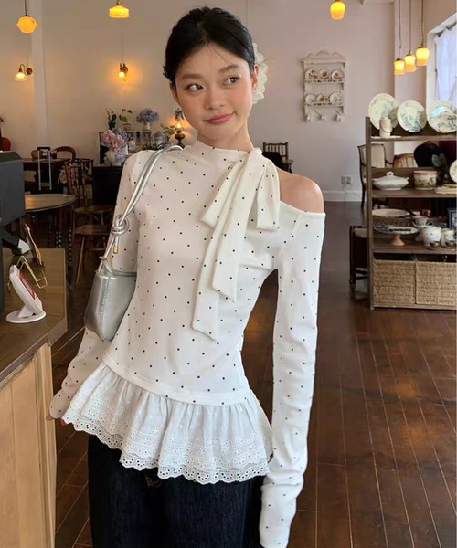AsheKsha(アシクシャ)の「ドット柄ストラップ付きオフショルダー長袖Tシャツ スイート&スパイシーなシルエットのフィットトップス(Tシャツ/カットソー・レディース・ホワイト・M)」の2枚目の写真