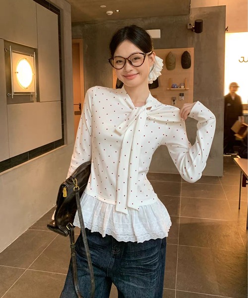 AsheKsha(アシクシャ)の「ドット柄ストラップ付きオフショルダー長袖Tシャツ スイート&スパイシーなシルエットのフィットトップス(Tシャツ/カットソー・レディース・ホワイト・M)」の3枚目の写真