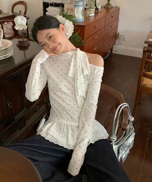 AsheKsha(アシクシャ)の「ドット柄ストラップ付きオフショルダー長袖Tシャツ スイート&スパイシーなシルエットのフィットトップス(Tシャツ/カットソー・レディース・ホワイト・M)」の4枚目の写真