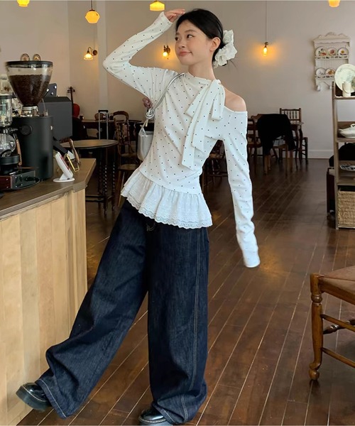 AsheKsha(アシクシャ)の「ドット柄ストラップ付きオフショルダー長袖Tシャツ スイート&スパイシーなシルエットのフィットトップス(Tシャツ/カットソー・レディース・ホワイト・M)」の5枚目の写真