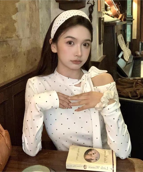 AsheKsha(アシクシャ)の「ドット柄ストラップ付きオフショルダー長袖Tシャツ スイート&スパイシーなシルエットのフィットトップス(Tシャツ/カットソー・レディース・ホワイト・M)」の6枚目の写真