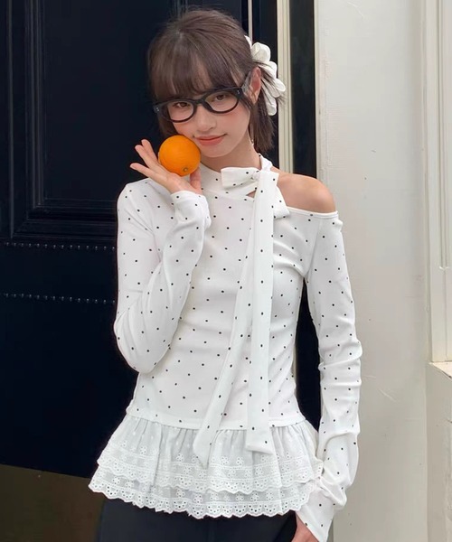 AsheKsha(アシクシャ)の「ドット柄ストラップ付きオフショルダー長袖Tシャツ スイート&スパイシーなシルエットのフィットトップス(Tシャツ/カットソー・レディース・ホワイト・M)」の7枚目の写真