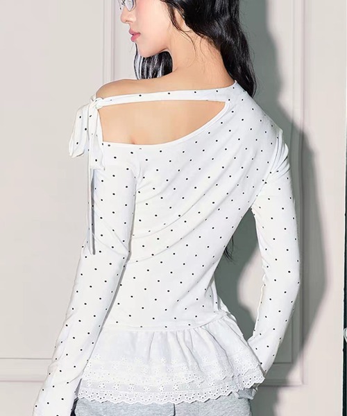 AsheKsha(アシクシャ)の「ドット柄ストラップ付きオフショルダー長袖Tシャツ スイート&スパイシーなシルエットのフィットトップス(Tシャツ/カットソー・レディース・ホワイト・M)」の11枚目の写真