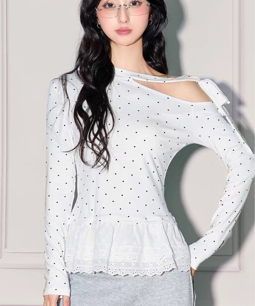 AsheKsha(アシクシャ)の「ドット柄ストラップ付きオフショルダー長袖Tシャツ スイート&スパイシーなシルエットのフィットトップス(Tシャツ/カットソー・レディース・ホワイト・M)」の12枚目の写真