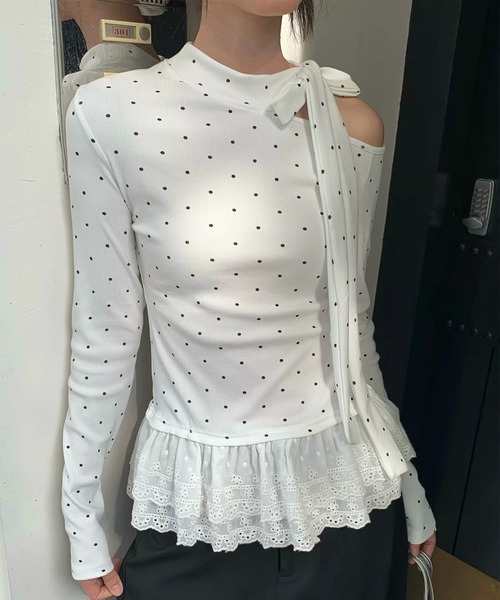 AsheKsha(アシクシャ)の「ドット柄ストラップ付きオフショルダー長袖Tシャツ スイート&スパイシーなシルエットのフィットトップス(Tシャツ/カットソー・レディース・ホワイト・M)」の13枚目の写真
