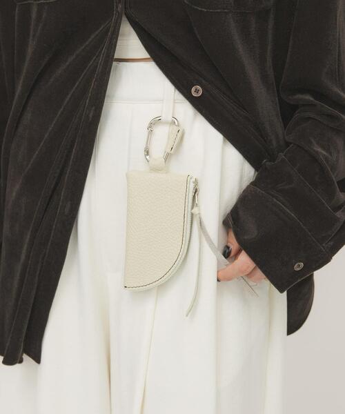 KBF（ケイビーエフ）の「レザーポーチチャーム（キーホルダー・レディース・ブラック/アイボリー・ONE）」の2枚目の写真
