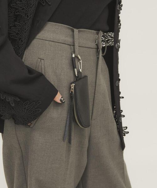 KBF（ケイビーエフ）の「レザーポーチチャーム（キーホルダー・レディース・ブラック/アイボリー・ONE）」の4枚目の写真