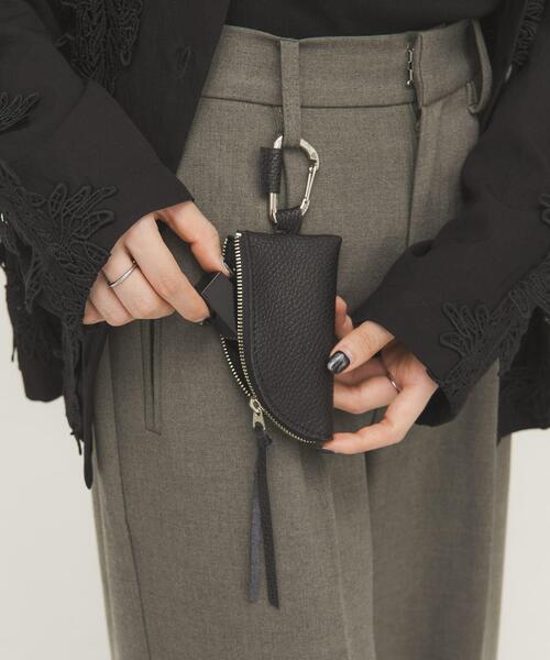 KBF（ケイビーエフ）の「レザーポーチチャーム（キーホルダー・レディース・ブラック/アイボリー・ONE）」の3枚目の写真