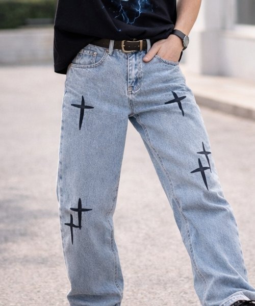 COMON＋（コモンプラス）の「クロスモチーフ ワイドシルエット ルーズフィットデニムパンツ（デニムパンツ・メンズ・ライトインディゴブルー・XXL/XL/L）」の2枚目の写真