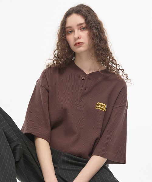 CODDERR(コーダー)の「【CODDERR】ロゴ刺繍 ドローコード ヘンリーネック ワッフル半袖Tシャツ(Tシャツ/カットソー・メンズ・ブラウン/ネイビー/カモフラージュ/ブラック/グレー/オフホワイト/レッド・L/M)」の4枚目の写真