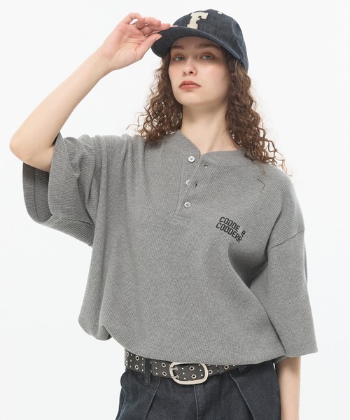 CODDERR(コーダー)の「【CODDERR】ロゴ刺繍 ドローコード ヘンリーネック ワッフル半袖Tシャツ(Tシャツ/カットソー・メンズ・ブラウン/ネイビー/カモフラージュ/ブラック/グレー/オフホワイト/レッド・L/M)」の3枚目の写真