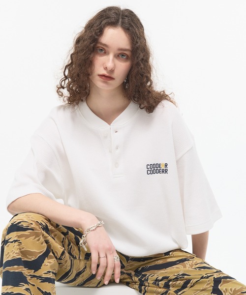 CODDERR(コーダー)の「【CODDERR】ロゴ刺繍 ドローコード ヘンリーネック ワッフル半袖Tシャツ(Tシャツ/カットソー・メンズ・ブラウン/ネイビー/カモフラージュ/ブラック/グレー/オフホワイト/レッド・L/M)」の2枚目の写真