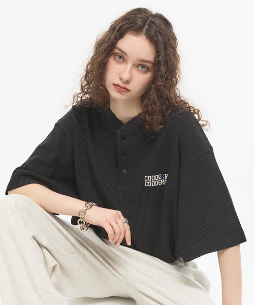 CODDERR(コーダー)の「【CODDERR】ロゴ刺繍 ドローコード ヘンリーネック ワッフル半袖Tシャツ(Tシャツ/カットソー・メンズ・ブラウン/ネイビー/カモフラージュ/ブラック/グレー/オフホワイト/レッド・L/M)」の1枚目の写真