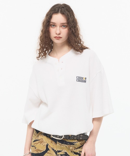 CODDERR(コーダー)の「【CODDERR】ロゴ刺繍 ドローコード ヘンリーネック ワッフル半袖Tシャツ(Tシャツ/カットソー・メンズ・ブラウン/ネイビー/カモフラージュ/ブラック/グレー/オフホワイト/レッド・L/M)」の11枚目の写真