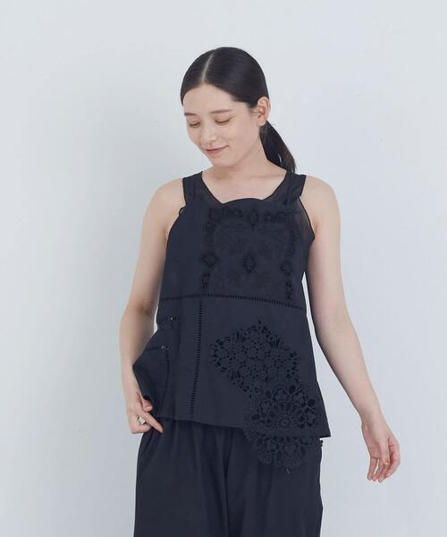 ADIEU TRISTESSE(アデュートリステス)の「ポプリン刺繍キャミソール(キャミソール・レディース・オフホワイト/ブルーグレー/ブラック・38)」の1枚目の写真