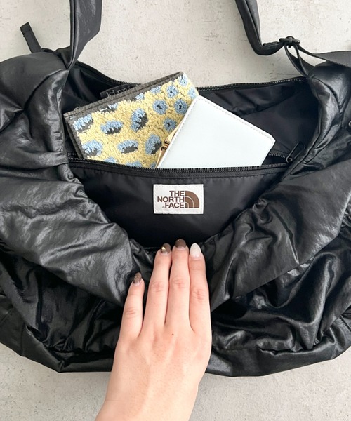 THE NORTH FACE(ザノースフェイス)の「【国内未発売】THE NORTH FACE(ザ・ノースフェイス)/軽量 大容量 シャーリング リボン ホーボーバッグ ショルダーバッグ/BONNEY SR CROSS BAG(ショルダーバッグ・レディース・ライトグレー/ブラック・FREE)」の15枚目の写真
