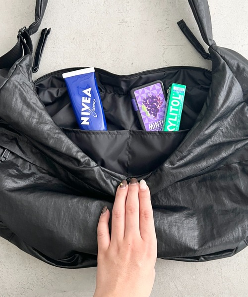THE NORTH FACE(ザノースフェイス)の「【国内未発売】THE NORTH FACE(ザ・ノースフェイス)/軽量 大容量 シャーリング リボン ホーボーバッグ ショルダーバッグ/BONNEY SR CROSS BAG(ショルダーバッグ・レディース・ライトグレー/ブラック・FREE)」の16枚目の写真