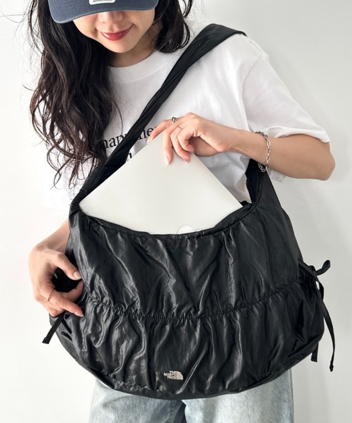 THE NORTH FACE(ザノースフェイス)の「【国内未発売】THE NORTH FACE(ザ・ノースフェイス)/軽量 大容量 シャーリング リボン ホーボーバッグ ショルダーバッグ/BONNEY SR CROSS BAG(ショルダーバッグ・レディース・ライトグレー/ブラック・FREE)」の3枚目の写真