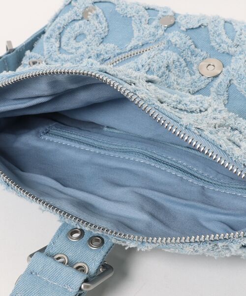 Desigual(デシグアル)の「ライトブルーデニムフレイド 刺繍スタッズショルダーバッグ(ショルダーバッグ・レディース・ブルー・FREE)」の7枚目の写真