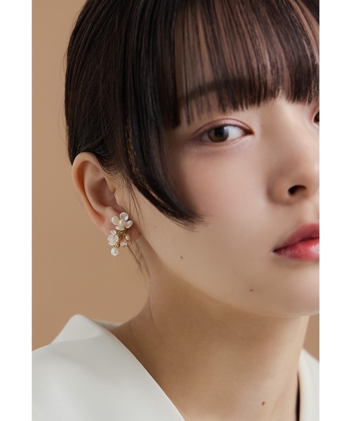 niana(ニアナ)の「パールフラワーイヤリング ゴールド シルバー 結婚式 二次会 同窓会 成人式 パーティー お呼ばれ オケージョン フォーマル(イヤリング・レディース・シルバー/ゴールド・FREE)」の1枚目の写真