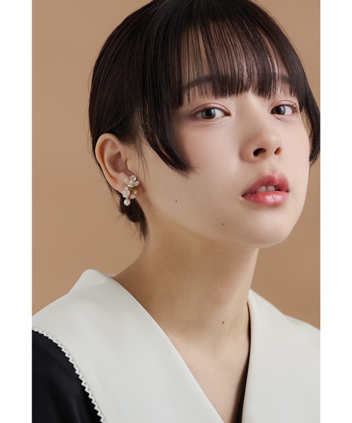 niana(ニアナ)の「パールフラワーイヤリング ゴールド シルバー 結婚式 二次会 同窓会 成人式 パーティー お呼ばれ オケージョン フォーマル(イヤリング・レディース・シルバー/ゴールド・FREE)」の5枚目の写真