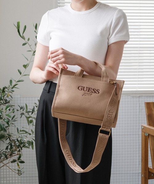 Guess(ゲス)の「【GUESS】ゲス GUESS JEANS HAWLEY MEDIUM TOTE トートバッグ(トートバッグ・レディース・ブラック/ベージュ/ブルー系その他・FREE)」の2枚目の写真