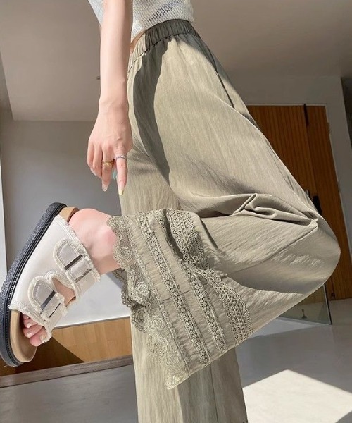 AMAJI(アマジ)の「裾レース ストレートワイドパンツ(その他パンツ・レディース・カーキ/ブラック・MEDIUM/LARGE/X-LARGE)」の4枚目の写真