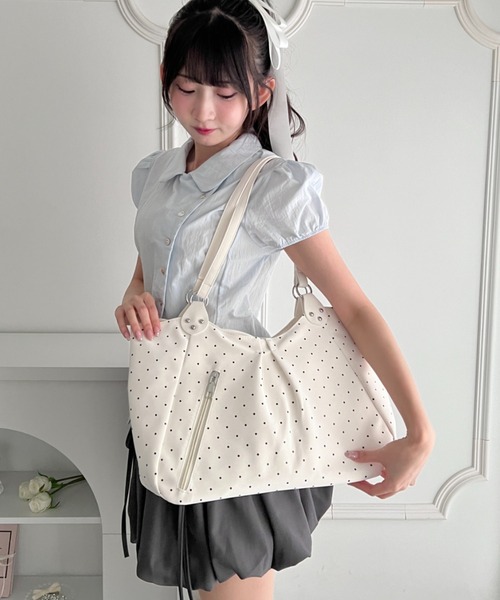 Loueme(ルエム)の「ドットショルダートートバッグ(ショルダーバッグ・レディース・ホワイト/ブラック/ライトブルー・FREE)」の7枚目の写真