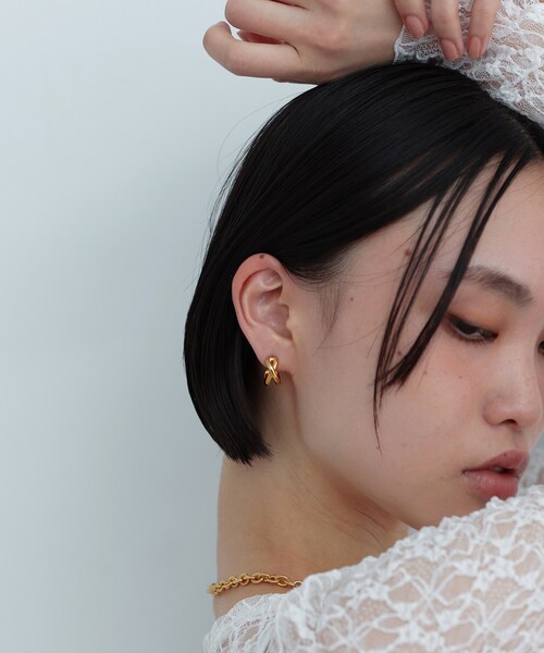 COCOSHNIK ONKITSCH(ココシュニックオンキッチュ)の「シルバー スモールフープ クロスループピアス GP(ピアス(両耳用)・レディース・クリア・00)」の4枚目の写真