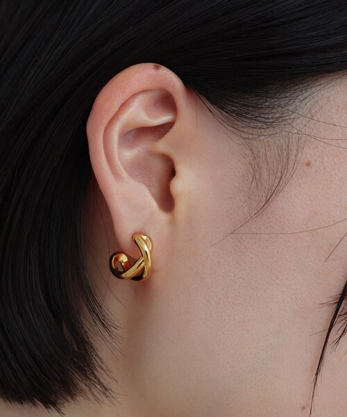COCOSHNIK ONKITSCH(ココシュニックオンキッチュ)の「シルバー スモールフープ クロスループピアス GP(ピアス(両耳用)・レディース・クリア・00)」の2枚目の写真