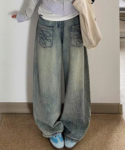 AVYL（アヴィル）の「ポケットギミックステッチワイドバギーパンツ/ヴィンテージラインストーン刺繍カーブワイドデニムパンツ（デニムパンツ・レディース・サックスブルー・S/M/L）」の2枚目の写真