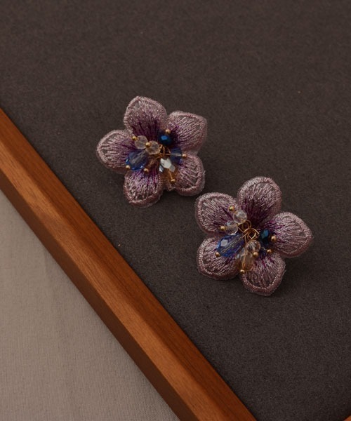 TONE SELECT GOODS(トーンセレクトグッズ)の「【resonance】刺繍&ビーズ フラワーモチーフ ピアス(ピアス(両耳用)・レディース・パープル系・FREE)」の3枚目の写真