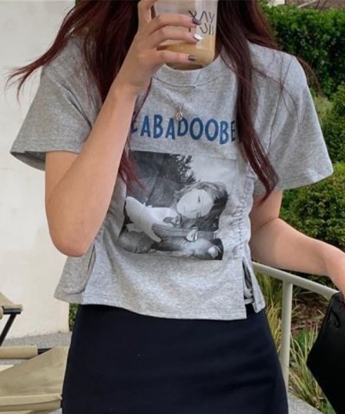 Lips(リップス)の「サイドドローコードでシルエット自在♪トレンド感たっぷりのフォトプリントTシャツ(Tシャツ/カットソー・レディース・ホワイト/グレー/ブラック・FREE)」の3枚目の写真