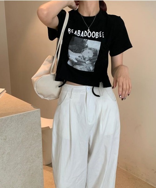 Lips(リップス)の「サイドドローコードでシルエット自在♪トレンド感たっぷりのフォトプリントTシャツ(Tシャツ/カットソー・レディース・ホワイト/グレー/ブラック・FREE)」の7枚目の写真