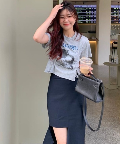 Lips(リップス)の「サイドドローコードでシルエット自在♪トレンド感たっぷりのフォトプリントTシャツ(Tシャツ/カットソー・レディース・ホワイト/グレー/ブラック・FREE)」の8枚目の写真