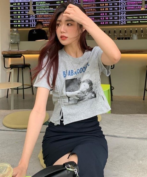 Lips(リップス)の「サイドドローコードでシルエット自在♪トレンド感たっぷりのフォトプリントTシャツ(Tシャツ/カットソー・レディース・ホワイト/グレー/ブラック・FREE)」の9枚目の写真