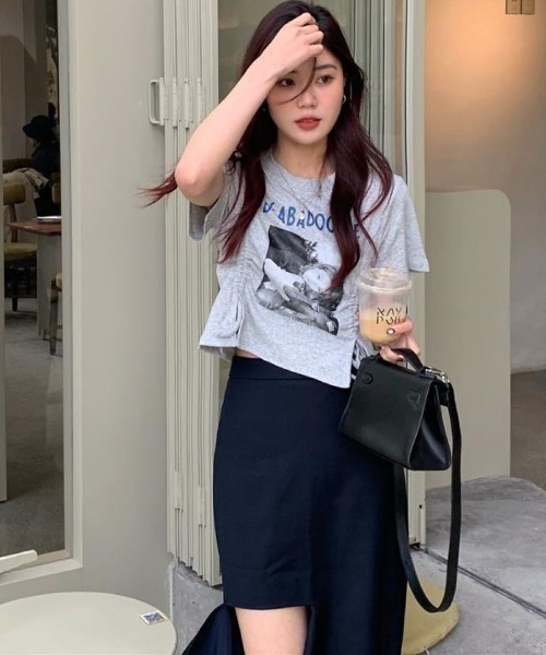Lips(リップス)の「サイドドローコードでシルエット自在♪トレンド感たっぷりのフォトプリントTシャツ(Tシャツ/カットソー・レディース・ホワイト/グレー/ブラック・FREE)」の10枚目の写真