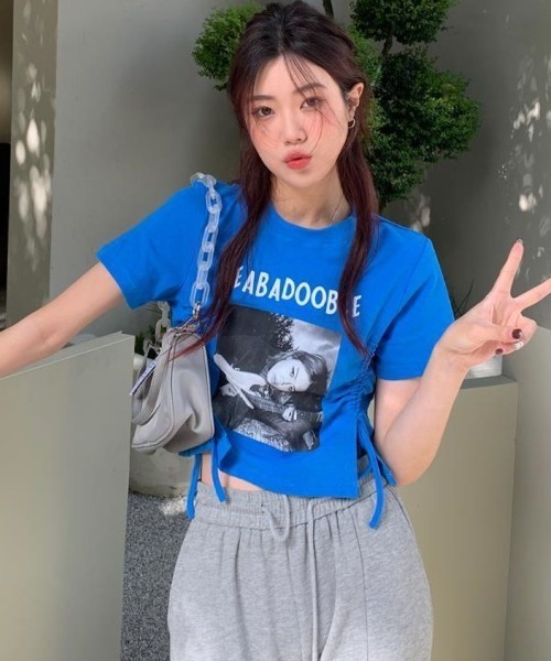 Lips(リップス)の「サイドドローコードでシルエット自在♪トレンド感たっぷりのフォトプリントTシャツ(Tシャツ/カットソー・レディース・ホワイト/グレー/ブラック・FREE)」の4枚目の写真