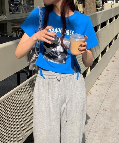 Lips(リップス)の「サイドドローコードでシルエット自在♪トレンド感たっぷりのフォトプリントTシャツ(Tシャツ/カットソー・レディース・ホワイト/グレー/ブラック・FREE)」の5枚目の写真