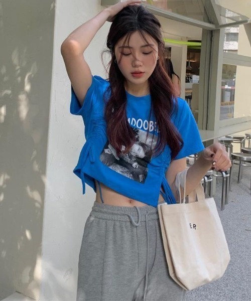 Lips(リップス)の「サイドドローコードでシルエット自在♪トレンド感たっぷりのフォトプリントTシャツ(Tシャツ/カットソー・レディース・ホワイト/グレー/ブラック・FREE)」の6枚目の写真