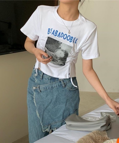 Lips(リップス)の「サイドドローコードでシルエット自在♪トレンド感たっぷりのフォトプリントTシャツ(Tシャツ/カットソー・レディース・ホワイト/グレー/ブラック・FREE)」の13枚目の写真