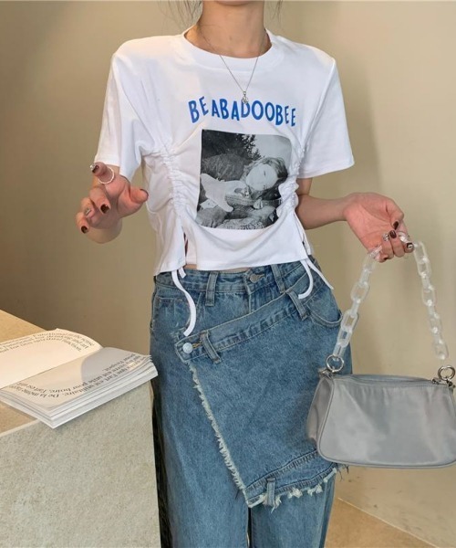 Lips(リップス)の「サイドドローコードでシルエット自在♪トレンド感たっぷりのフォトプリントTシャツ(Tシャツ/カットソー・レディース・ホワイト/グレー/ブラック・FREE)」の14枚目の写真