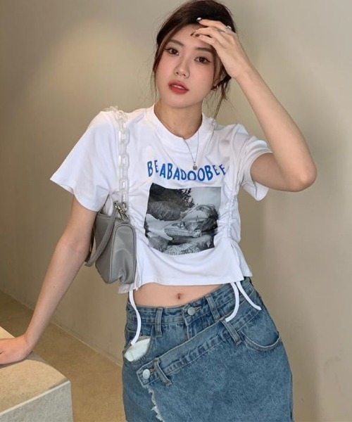 Lips(リップス)の「サイドドローコードでシルエット自在♪トレンド感たっぷりのフォトプリントTシャツ(Tシャツ/カットソー・レディース・ホワイト/グレー/ブラック・FREE)」の15枚目の写真
