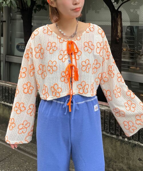 HELLO.SANFRANCISCO（ハローサンフランシスコ）の「【HELLO.SANFRANCISCO/ハローサンフランシスコ】2WAYフラワーシアー刺繍ボレロ（カーディガン/ボレロ・レディース・イエロー/ブラック/ホワイト・ONE SIZE）」の6枚目の写真