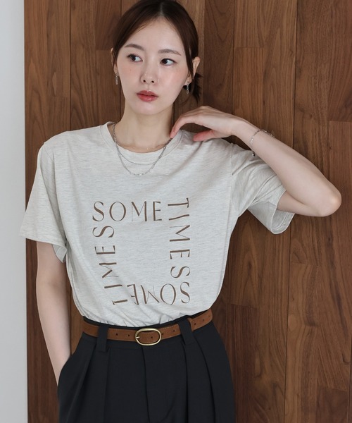 J by blue(ジェイバイブルー)の「ロゴレタリングTシャツ(Tシャツ/カットソー・レディース・チャコールグレー/ベージュ/ホワイト・MEDIUM)」の3枚目の写真