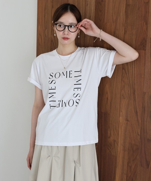 J by blue(ジェイバイブルー)の「ロゴレタリングTシャツ(Tシャツ/カットソー・レディース・チャコールグレー/ベージュ/ホワイト・MEDIUM)」の1枚目の写真