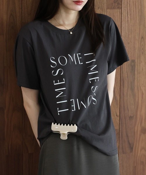 J by blue(ジェイバイブルー)の「ロゴレタリングTシャツ(Tシャツ/カットソー・レディース・チャコールグレー/ベージュ/ホワイト・MEDIUM)」の2枚目の写真