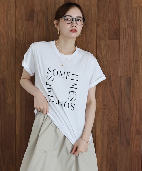 J by blue(ジェイバイブルー)の「ロゴレタリングTシャツ(Tシャツ/カットソー・レディース・チャコールグレー/ベージュ/ホワイト・MEDIUM)」の4枚目の写真