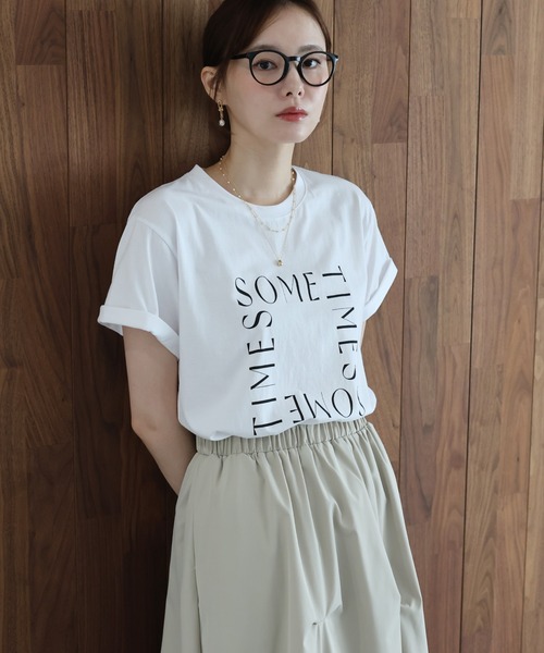J by blue(ジェイバイブルー)の「ロゴレタリングTシャツ(Tシャツ/カットソー・レディース・チャコールグレー/ベージュ/ホワイト・MEDIUM)」の5枚目の写真