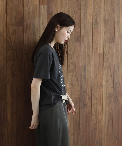 J by blue(ジェイバイブルー)の「ロゴレタリングTシャツ(Tシャツ/カットソー・レディース・チャコールグレー/ベージュ/ホワイト・MEDIUM)」の22枚目の写真